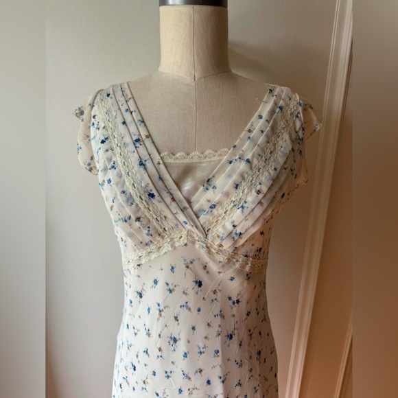 The prettiest floral dress! Has a detachable slip, and cute lace details! - Picture 2 of 4
